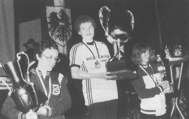 Marianne Stuwe gewinnt 1980 den Weltpokal in St. Johann/Tirol. Ihr Trainer: Schwager Klaus Feddeler, ihre Betreuerin: Schwester Monika Feddeler.