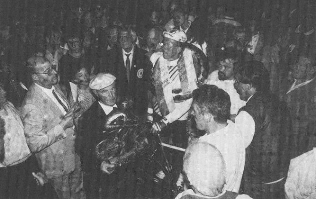 Ottonmar Kreimeyer beendet seine überaus erfolgreiche Laufbahn mit einem Sieg im Hoekerfest-Rennen am 10.7.1987. Ehrenvorsitzender Rudi Pankoke verabschiedet Ottomar mit einem Bronze-Radrennfahrer.