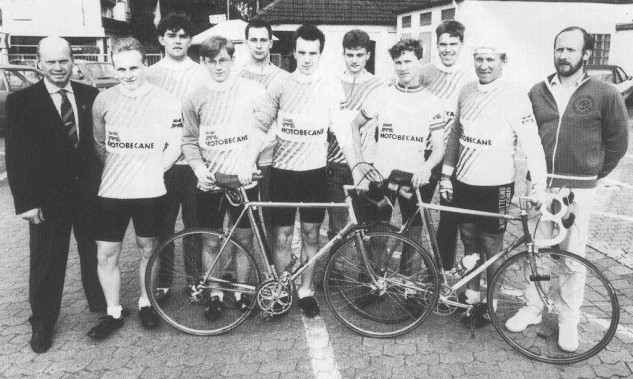 Unsere Renn-Mannschaft der 80er Jahre. Links der sportliche Leiter Gerhard Strunk, rechts Trainer Dr. Klaus Schütz.